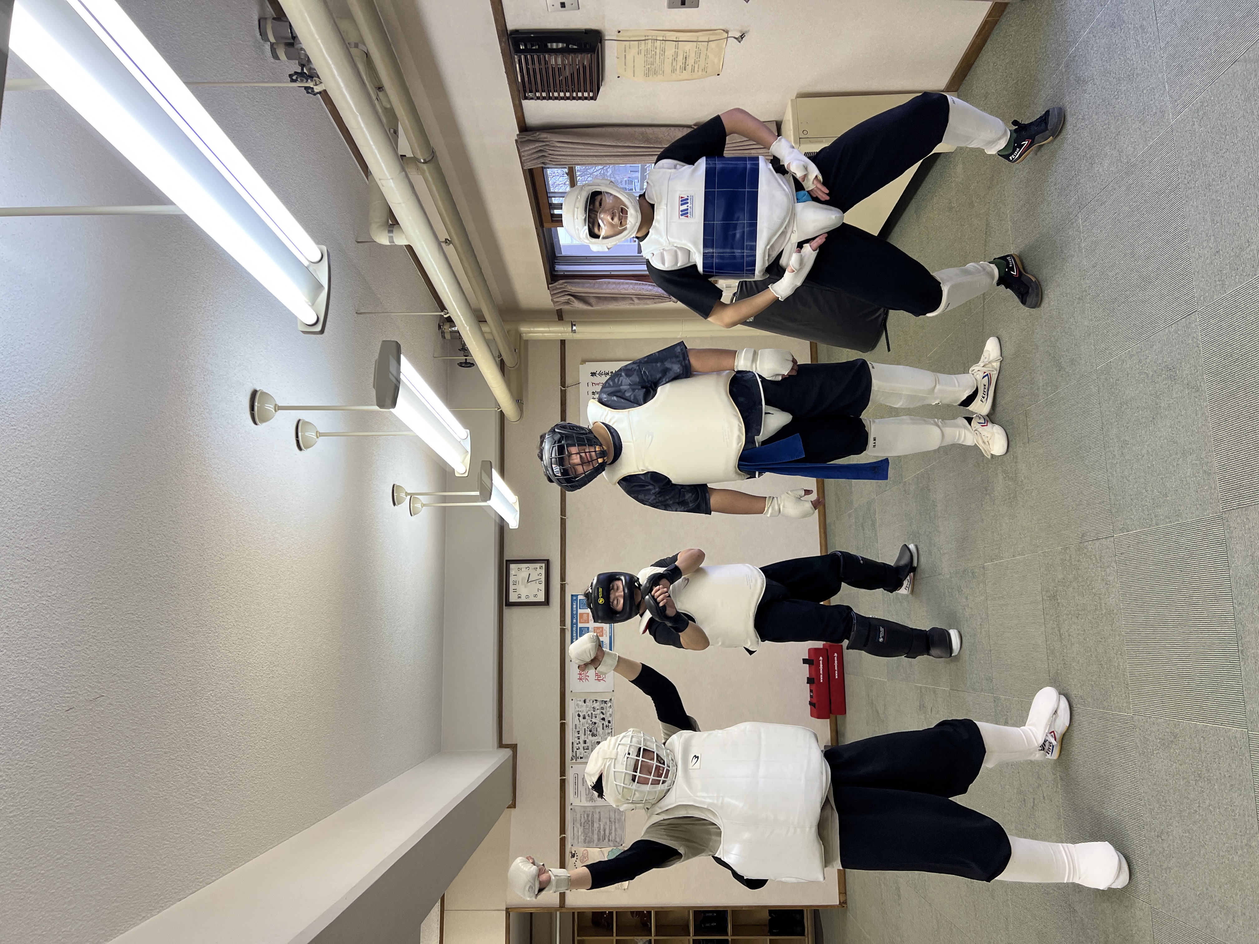 防具をつけて組手の準備